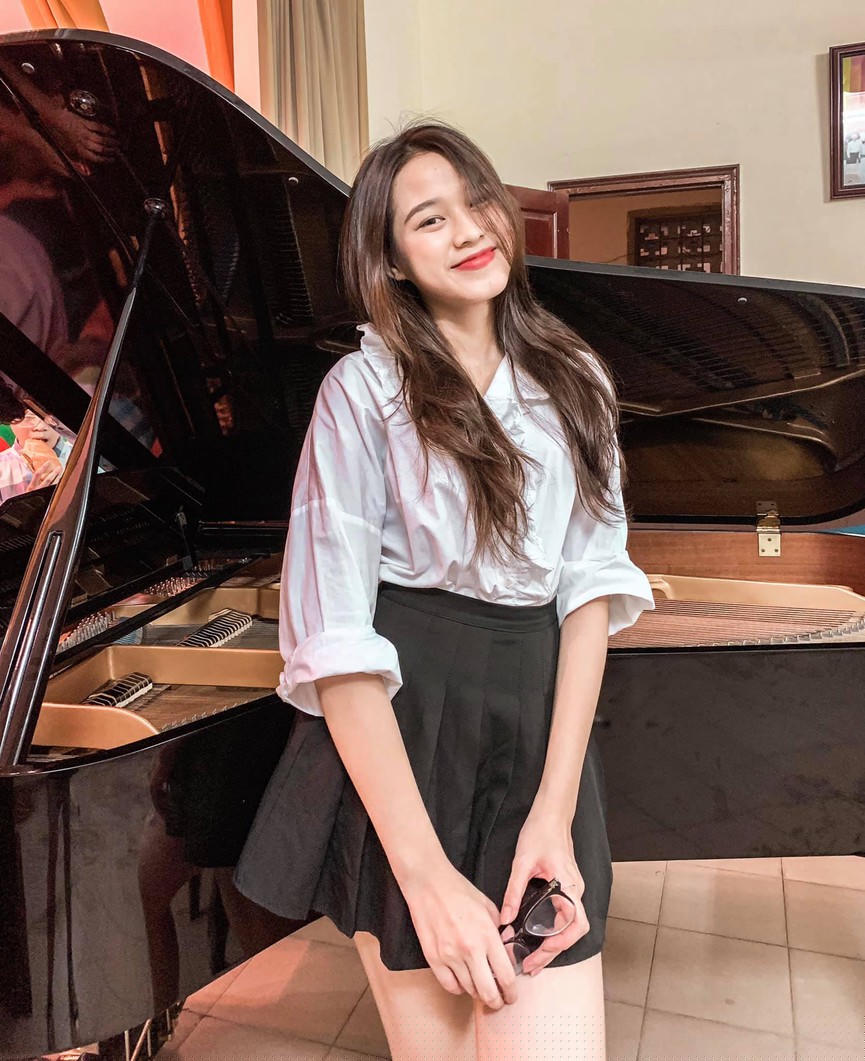 Dù không trang điểm, tân Hoa hậu vẫn xinh đẹp rạng ngời.