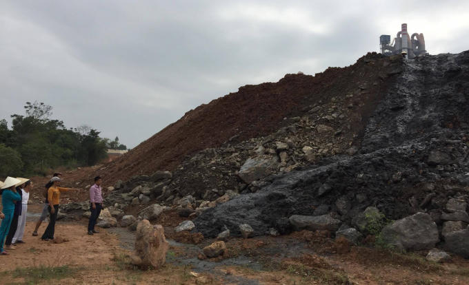 Nhiều hộ dân mong muốn được di dời đến nơi ở mới để thoát khỏi tình trạng khốn khổ nhưng hiện tại họ vẫn chưa nhận được câu trả lời từ cơ quan chức năng.