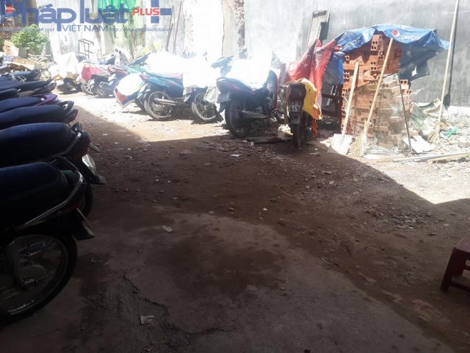 Theo người dân, mảnh đất này để trống đã được khoảng mười năm nay và vẫn có bảo vệ trông nom hàng ngày.