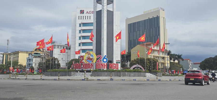 Các tuyến đường ra cửa khẩu Móng Cái được trang hoàng cờ Đảng, cờ Tổ quốc rực rỡ, tạo điểm nhấn tuyên truyền cổ động trực quan trên địa bàn.