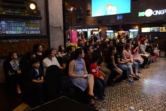 Có rất đông các bé được phụ huynh dẫn đến tham gia casting.