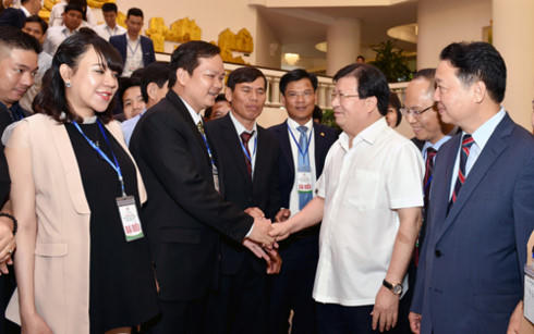 Phó Thủ tướng Trịnh Đình Dũng nói chuyện thân mật với các đại biểu. (Ảnh: Văn Hiếu)
