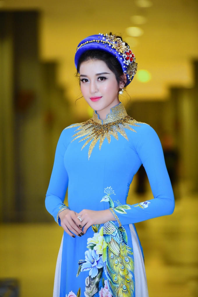 Á hậu Huyền My hạnh phúc đón tuổi mới bên bố mẹ