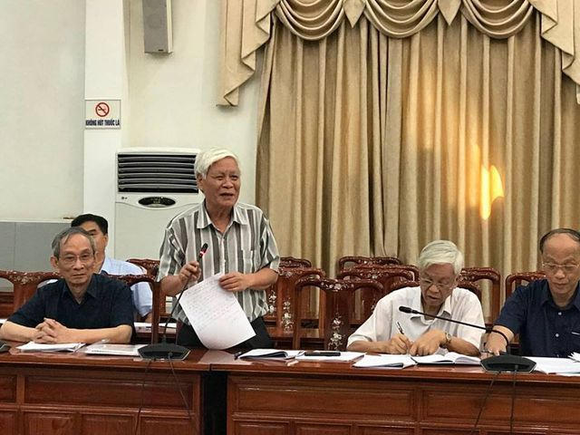 TS Nguyễn Viết Chức nguyên là Phó Chủ nhiệm UB Văn hoá, Giáo dục của Quốc hội, hiện là uỷ viên Hội đồng tư vấn về văn hoá, xã hội của UB Trung ương MTTQ Việt Nam