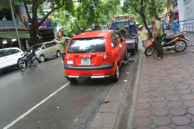 Dọc hai bên đường tuyến phố xe sẽ quy củ hơn.