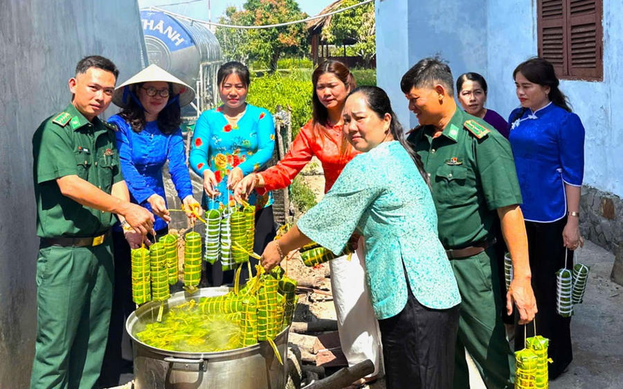 Đồn Biên phòng Tam Giang Tây phối hợp Hội Liên hiệp Phụ nữ xã gói bánh tét tặng hộ nghèo.