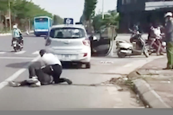 Mặc dù bị tên cướp đâm nhưng lái xe taxi vẫn dũng cảm khống chế tên cướp