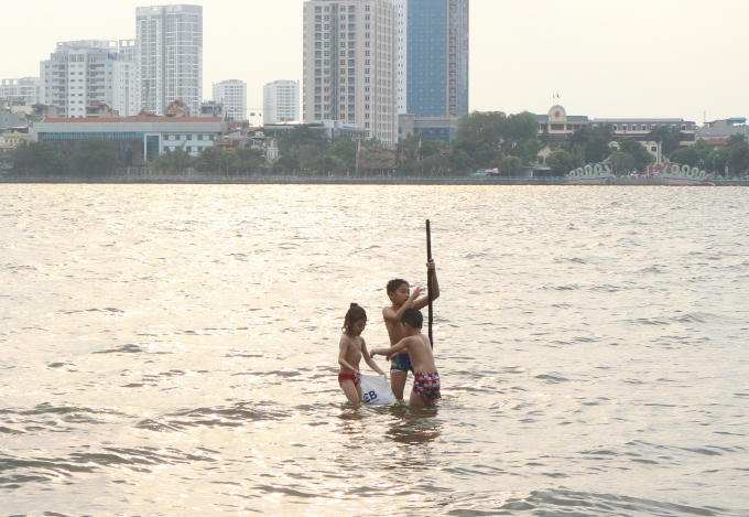 Tuy nhiên, thay vì đến bể bơi, nhiều người lại chọn Hồ Tây như một "bãi tắm" miễn phí.