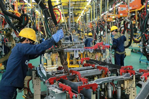 Công nhân Công ty Cổ phần Ô tô Trường Hải làm việc trên dây chuyền.