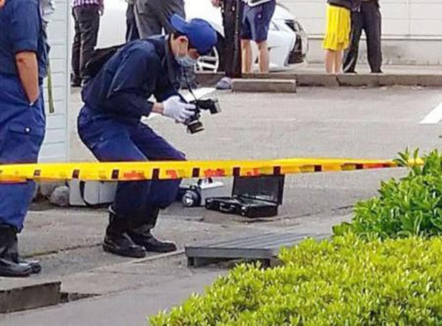 Một người bạn phát hiện thi thể nạn nhân ở đường thoát nước (Ảnh: Reuters Japan)