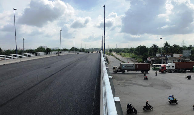 Cầu vượt n&uacute;t giao th&ocirc;ng Mỹ Thủy (quận 2) th&ocirc;ng xe từ ng&agrave;y 29/6, sẽ tạo được hướng lưu th&ocirc;ng th&ocirc;ng suốt cho c&aacute;c loại xe &ocirc;t&ocirc;, đặc biệt l&agrave; xe container theo trục đường V&otilde; Ch&iacute; C&ocirc;ng, v&agrave; từ đường V&otilde; Ch&iacute; C&ocirc;ng rẽ tr&aacute;i về cảng C&aacute;t L&aacute;i.