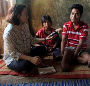 Anh Rơ Mah Binh (ngoài cùng bên phải) bị cắt cụt cẳng chân phải vì chữa bệnh ở nơi không được cấp phép.