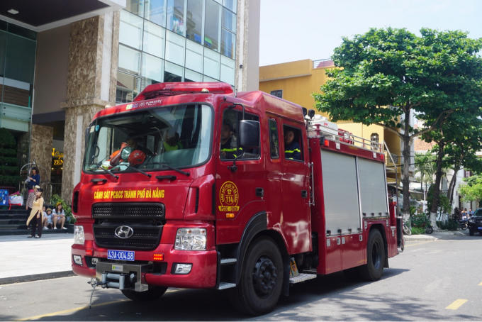6 xe lực lượng Cảnh sát PCCC TP Đà Nẵng được điều động đến hiện trường.