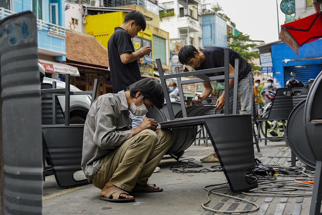 Chị Vân, chủ một quán bar cho biết, quán chị dự kiến khai trương vào tháng 5, nhưng do dính dịch nên phải dừng lại. Bàn ghế và các trang thiết bị sau nhiều tháng cất trong kho bị hư hỏng nhiều.