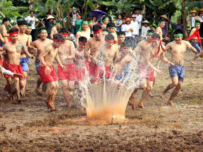 Lễ hội làng Quan Xuyên.