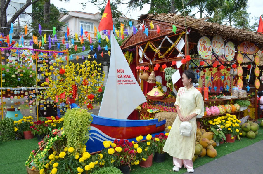 Tiểu cảnh con thuyền và Mũi Cà Mau – không gian gợi mở hành trình về cực Nam Tổ quốc, thu hút đông đảo du khách tham quan, chụp ảnh.