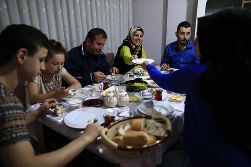 Một gia đình ở Instabul ăn bữa sáng truyền thống trong ngày bắt đầu tháng lễ Ramadan. (Ảnh: AP/Lefteris Pitarakis)