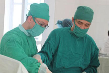 Các bác sĩ BV Đa khoa Thái Nguyên thực hiện ca phẫu thuật.