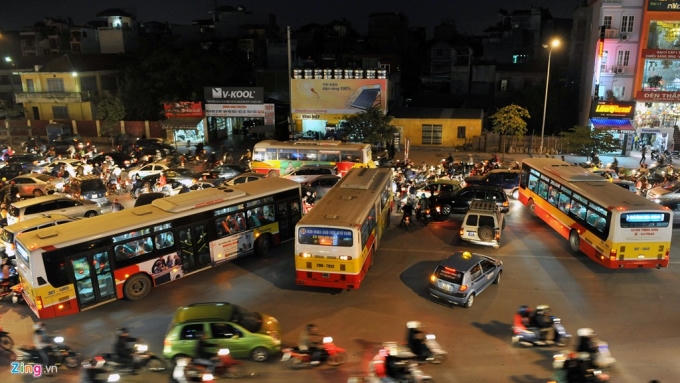 Có những nút giao bị bịt, chỉ cần một hoặc hai chiếc xe buýt quay đầu ở vị trí quy định cũng đủ làm ùn lại một dàn ôtô, xe máy. Ảnh: Hoàng Hà.