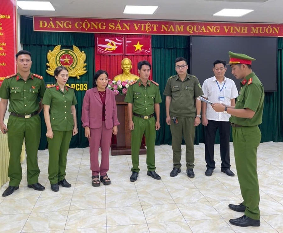 Cơ quan CSĐT đọc lệnh khởi tố bắt tạm giam bị can. (Ảnh: CAĐN)