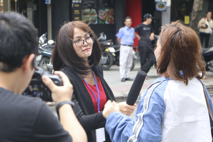Hoa hậu H’hen Niê “dở khóc dở cười” khi cải trang phỏng vấn người đi đường