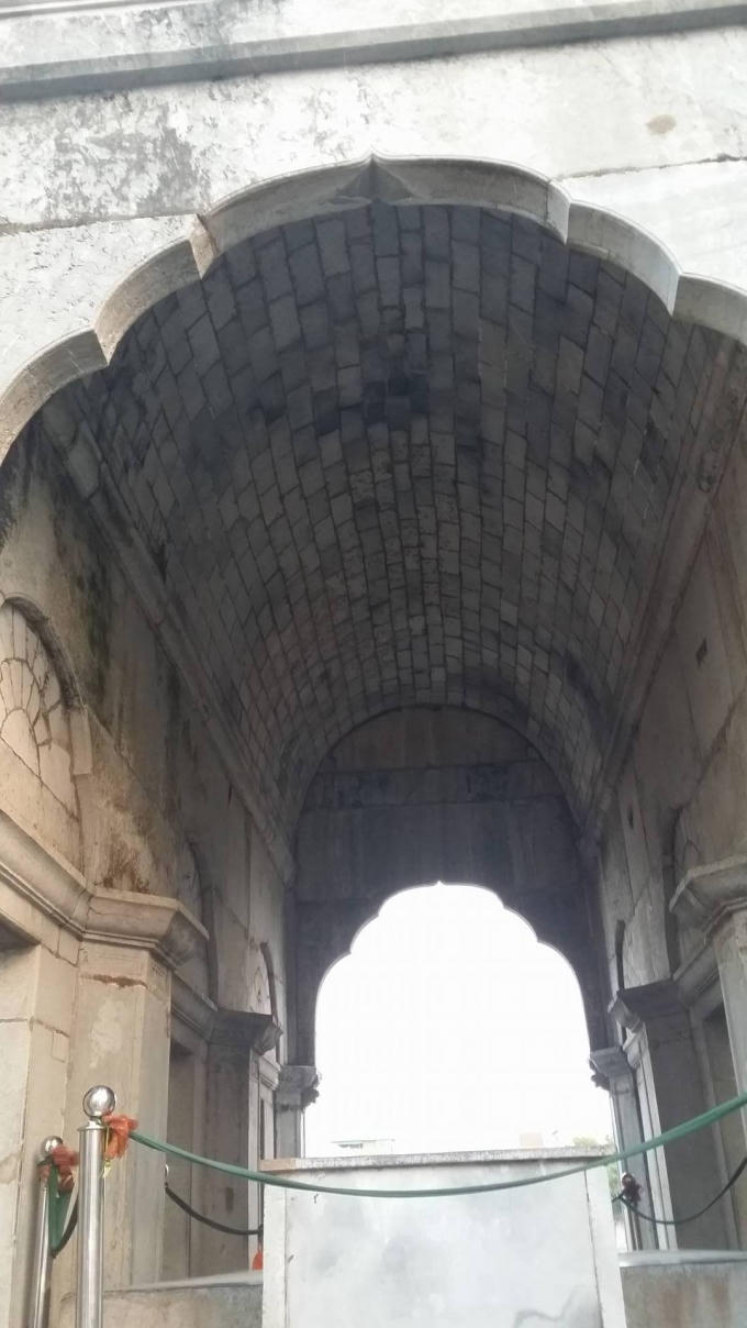 Mái vòm được được xếp lại bằng những viên đá hết sức khéo léo.