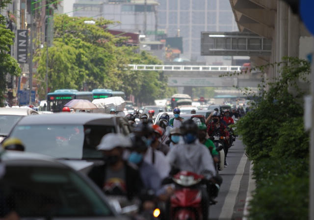 Trên đường Nguyễn Trãi, tuy nắng nóng gay gắt nhưng giao thông vẫn khá đông đúc.