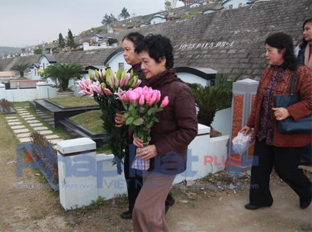 Đây là thời điểm con cháu hướng về tổ tiên, cội nguồn bằng tục lệ tảo mộ, đắp lại mộ phần cho những người quá cố. (Hình ảnh được PV ghi lại tại Công viên Nghĩa trang Lạc Hồng Viên, huyện Kỳ Sơn, tỉnh Hòa Bình).
