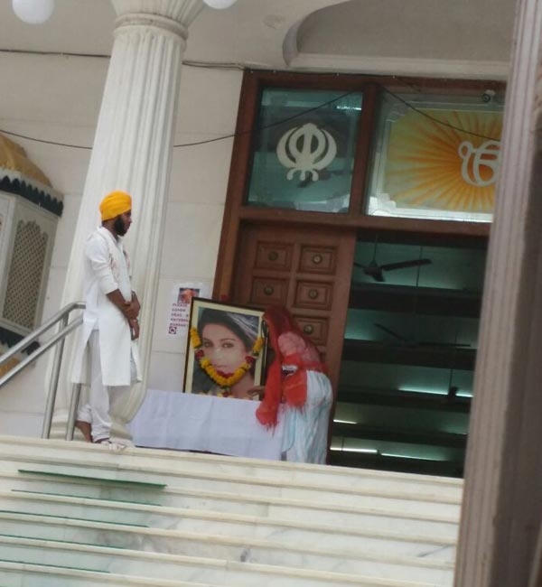 Các người bạn thân của Pratyusha tổ chức một buổi lễ cầu nguyện cho linh hồn cô.