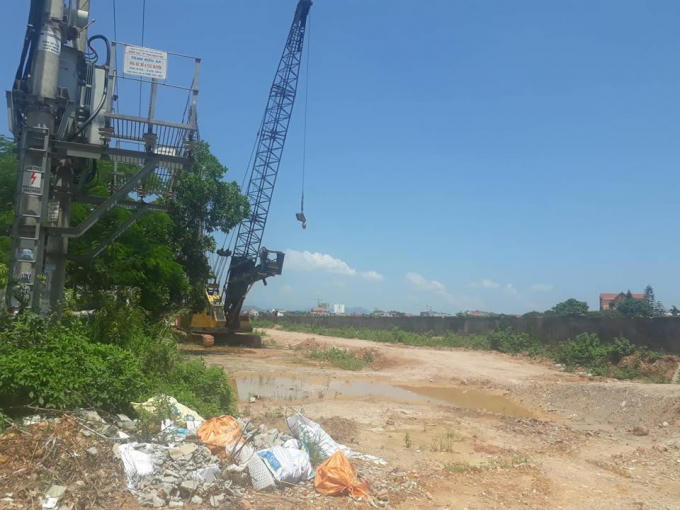 Đường đã bị bóc lớp bê tông cũ, máy móc thì nằm im bất động.