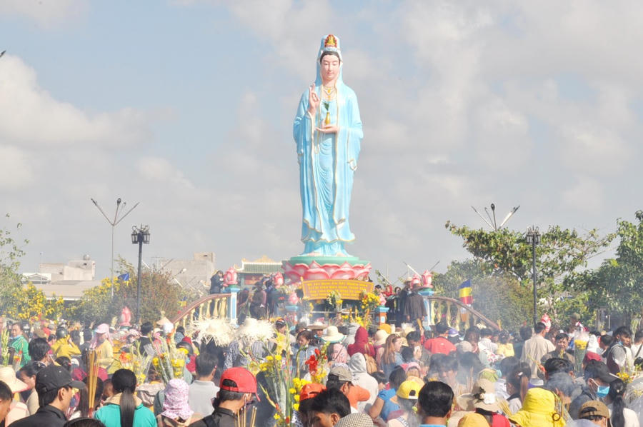 Quán Âm Phật Đài không chỉ là điểm hành hương nổi tiếng mà còn mang giá trị kiến trúc, văn hóa đặc trưng, trở thành một trong những điểm đến tâm linh trọng điểm của tỉnh Cà Mau, thu hút đông đảo du khách trong và ngoài tỉnh.