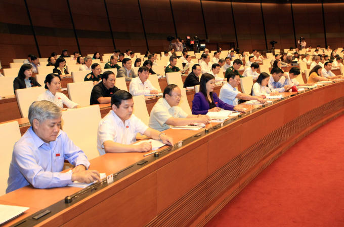 Các đại biểu Quốc hội bấm nút thông qua nhiều luật quan trọng