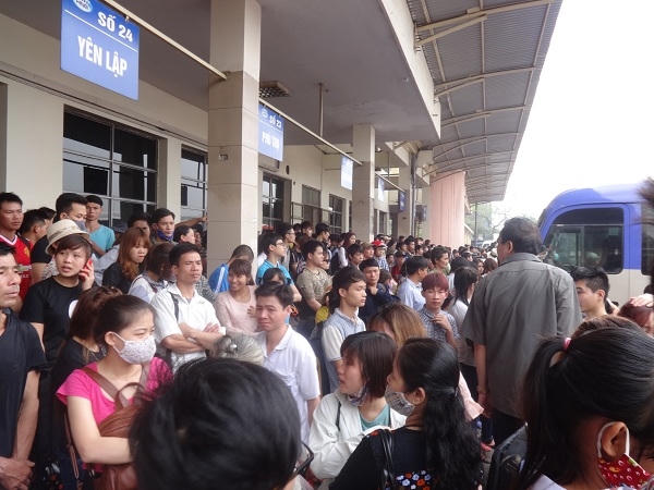 Dòng người chen chúc về quê, nhà xe mượn cớ tăng giá gấp đôi