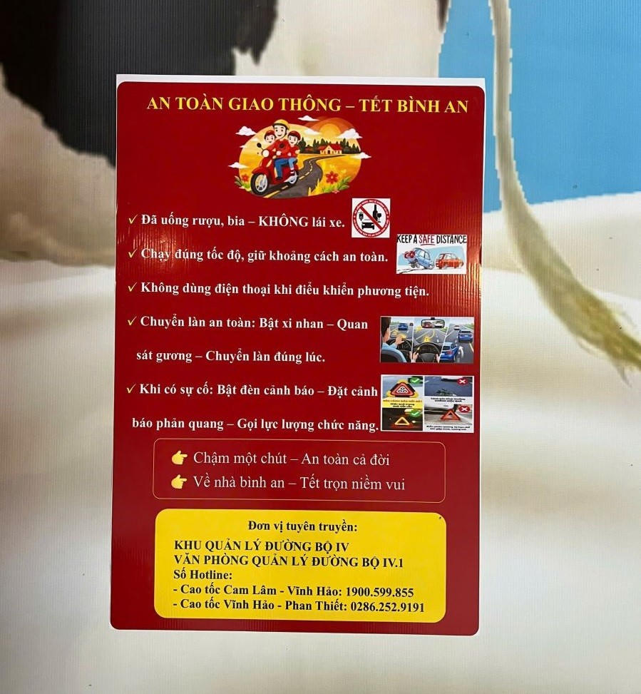 Tờ rơi tuyên truyền an toàn giao thông được dán tại khu vực trạm dừng nghỉ, giúp người lái xe dễ dàng tiếp cận thông tin trước khi tiếp tục hành trình. (Ảnh: Cục ĐƯờng bộ Việt Nam)