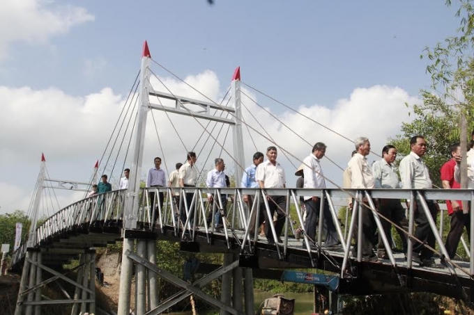 Cây cầu thép dây văng do nhãn hàng Trà Thảo Mộc Dr Thanh vừa được khánh thành tại Long An.