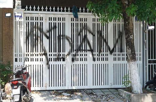 Hình ảnh vi phạm pháp luật của cộng đồng mạng khi đến nhà ông Linh xịt sơn bôi bẩn