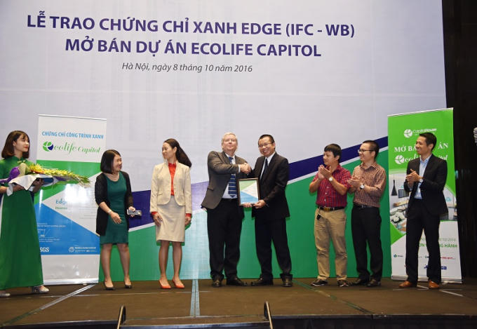 Mr Paul E. Christensen – Chuyên gia Cao cấp của IFC trao chứng chỉ xanh EDGE dự án EcoLife Capitol cho chủ đầu tư Capital House.