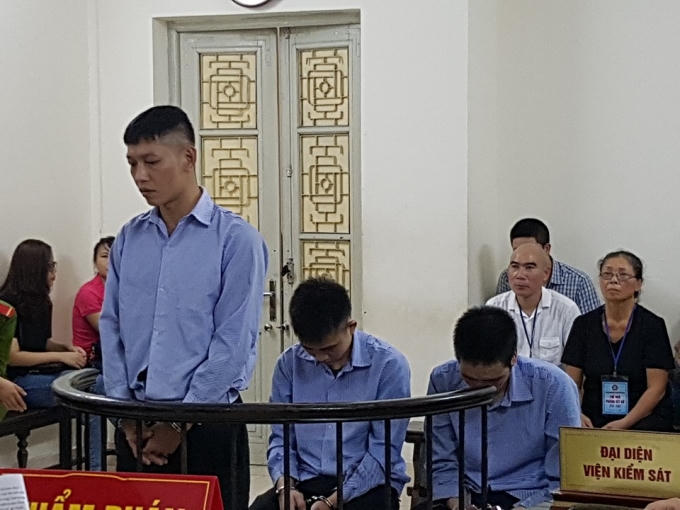 Các bị cáo trước vành móng ngựa trong phiên xét xử.