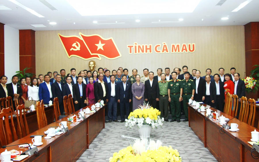 Đoàn công tác tỉnh Koh Kong (Vương quốc Campuchia) chụp ảnh lưu niệm với lãnh đạo tỉnh Cà Mau và lãnh đạo các Sở, Ban, ngành tỉnh.