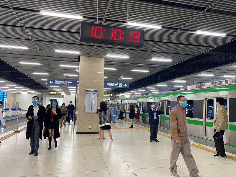 Trước khi lên tàu, người dân tranh thủ check in