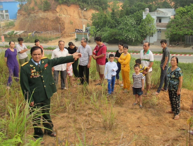 &Ocirc;ng Sầm Đăng Linh tr&ecirc;n khu đất m&agrave; &ocirc;ng đ&atilde; khai hoang, sinh sống gần 30 năm.