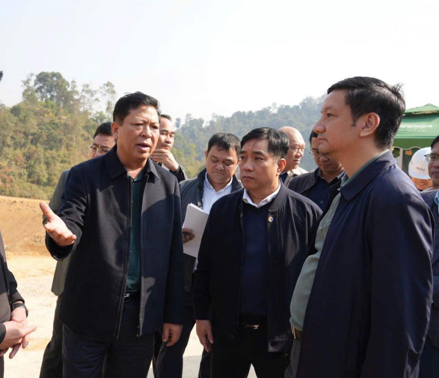 Bộ trưởng Trần Hồng Minh chỉ đạo tại công trường dự án. Ảnh: Nguyệt Hà