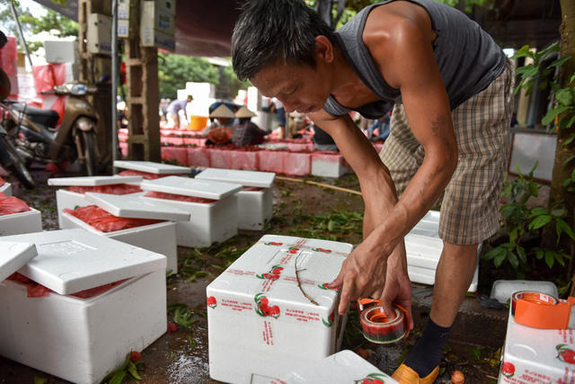 Những th&ugrave;ng vải đ&atilde; sẵn s&agrave;ng chuyển l&ecirc;n xe xuất h&agrave;ng.