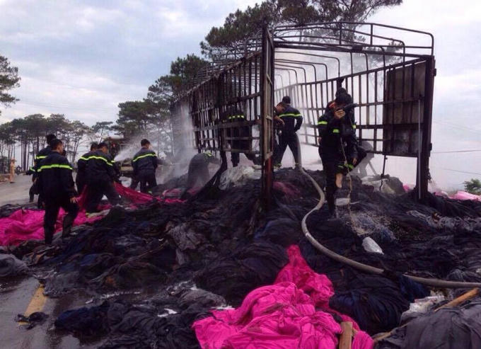 C&aacute;c chiến sỹ Cảnh s&aacute;t PCCC Đắk Lắk đang dập đ&aacute;m ch&aacute;y.