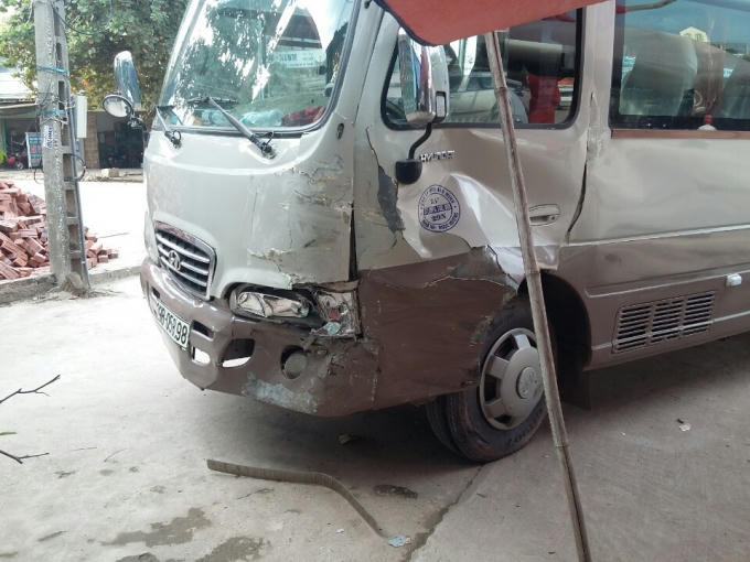 Chiếc xe khách do bé trai 13 tuổi điều khiển bị hư hỏng nặng
