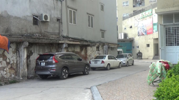 Ô tô đỗ kín đường nội bộ của tòa nhà, nguy cơ làm cản trở các phương tiện cứu hỏa nếu xảy ra sự cố