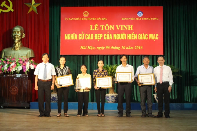 BTC tặng giấy ghi nhận nghĩa cử cao đẹp và kỷ niệm chương cho 5 gia đình trên địa bàn huyện Hải Hậu có người hiến giác mạc trong năm 2016.