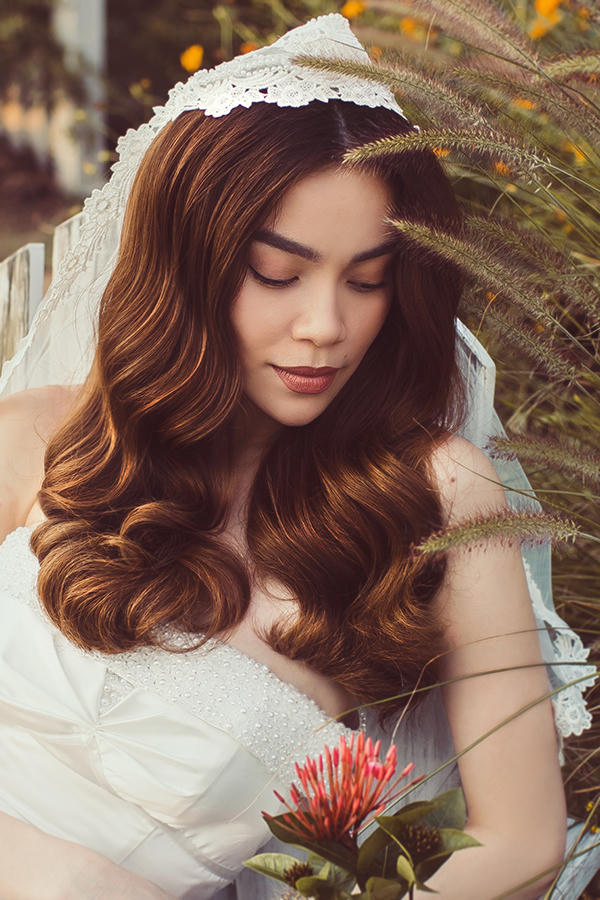 Hồ Ngọc H&agrave; &lsquo;h&oacute;a&rsquo; th&agrave;nh c&ocirc; d&acirc;u gợi cảm v&agrave; quyến rũ