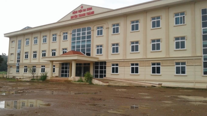 Khoảng sân trước tòa nhà bệnh viện là bùn lầy...