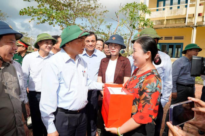 Thủ tướng Nguyễn Xuân Phúc thăm Trường THCS thị trấn Châu Ổ, Bình Sơn, Quảng Ngãi. Nói chuyện với các giáo viên và các cán bộ, chiến sĩ giúp trường khắc phục thiệt hại, Thủ tướng nhấn mạnh tinh thần làm sao để các em học simh đi học trở lại trong thời gian sớm nhất.